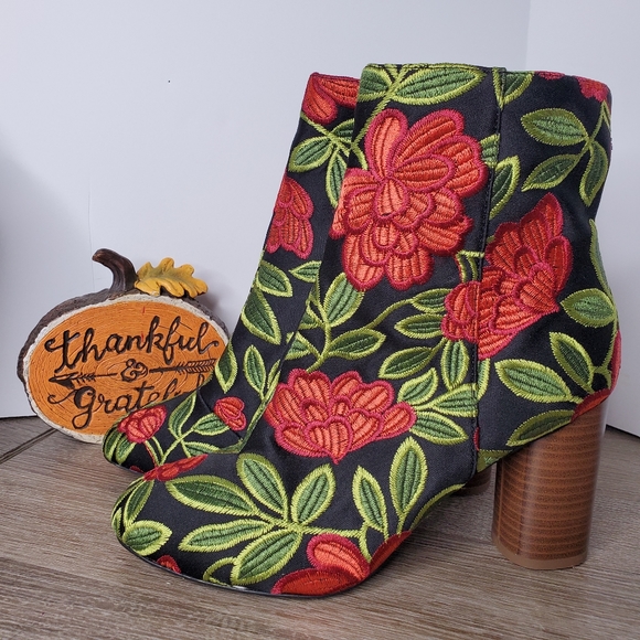 Market & Spruce Shoes - MARKET AND SPRUCE SIZE 8.5 EMBROIDERED BOOTS SHOES